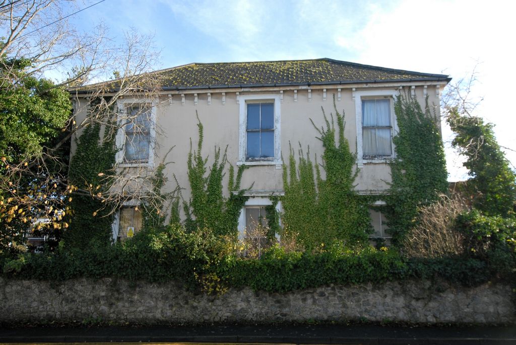 Property photo 2 of 6 Side