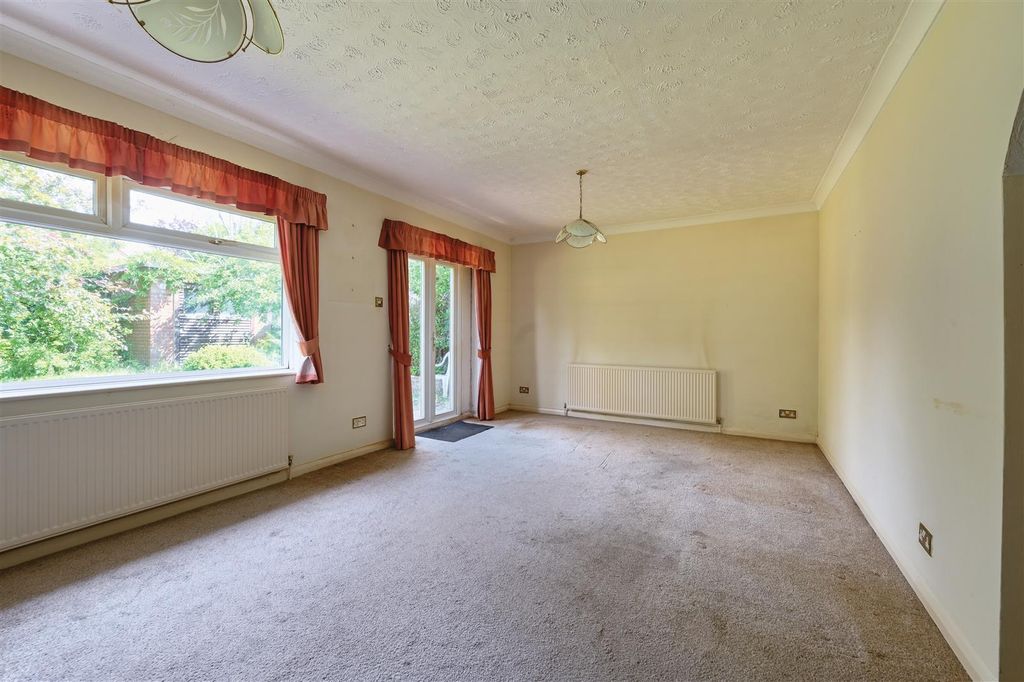 Property photo 3 of 19 37 Pembury Grove (23).Jpg