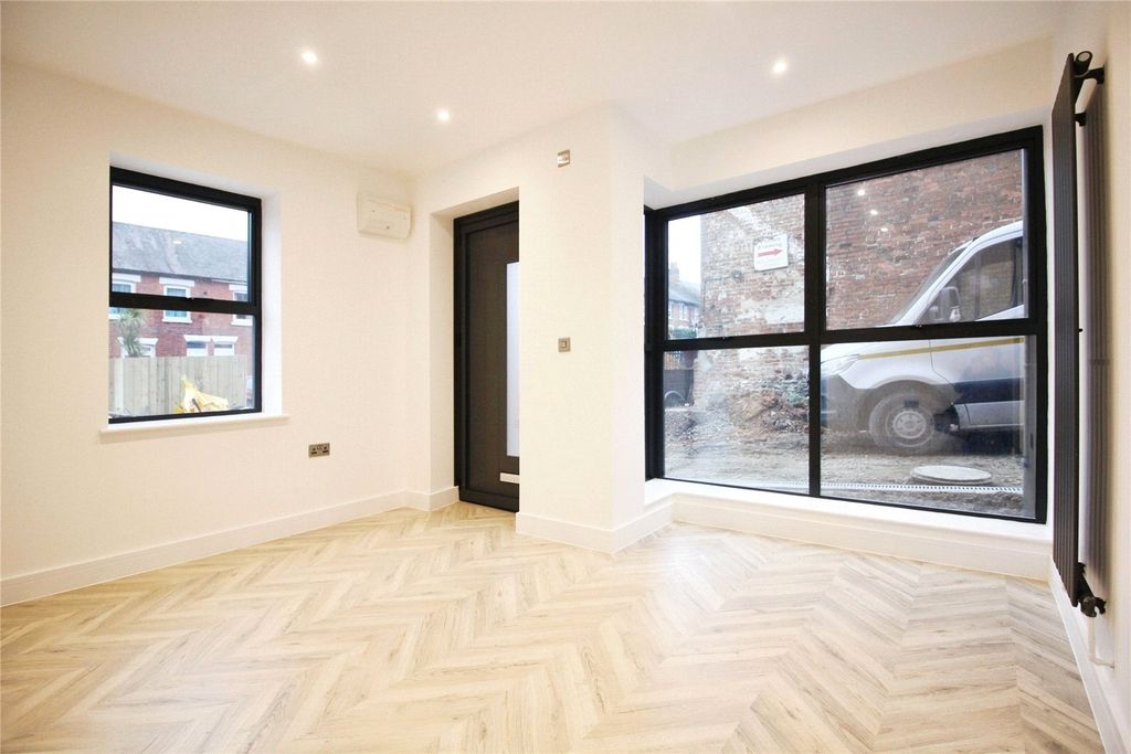 Property photo 2 of 14 Picture No. 16