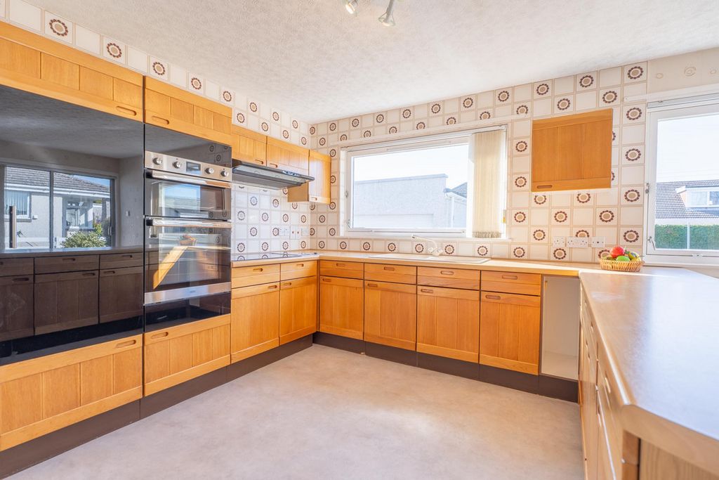 Property photo 2 of 27