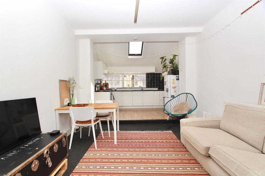 Property photo 3 of 11 Stoke Newington Road, N16