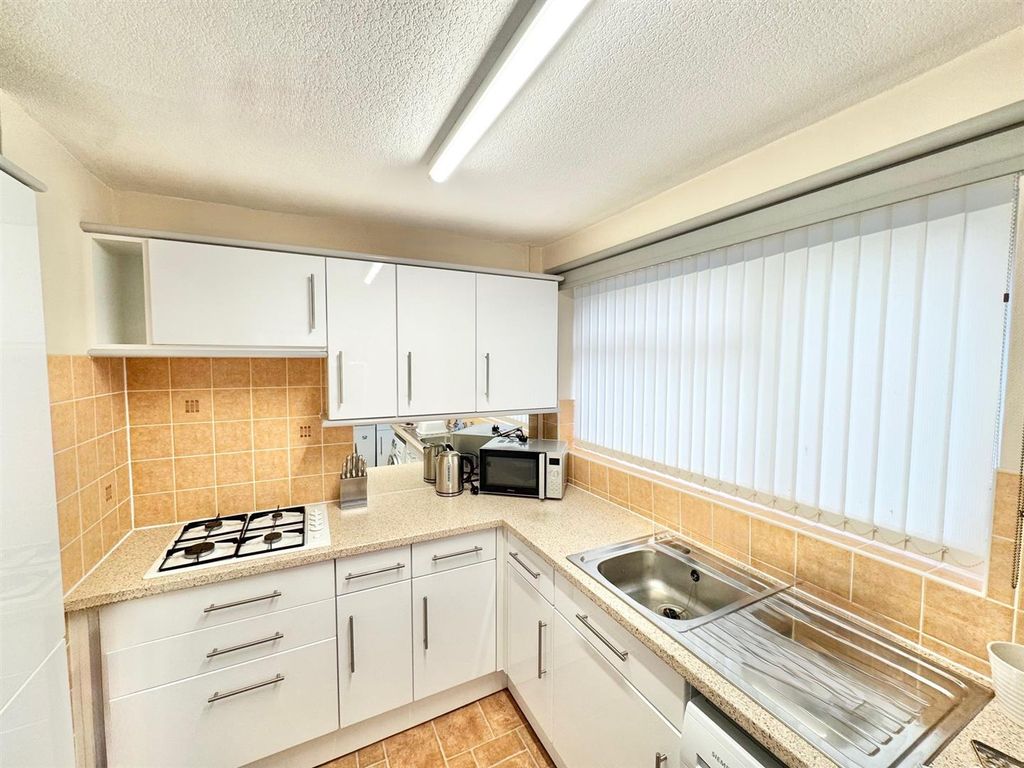 Property photo 3 of 10 Kitchen