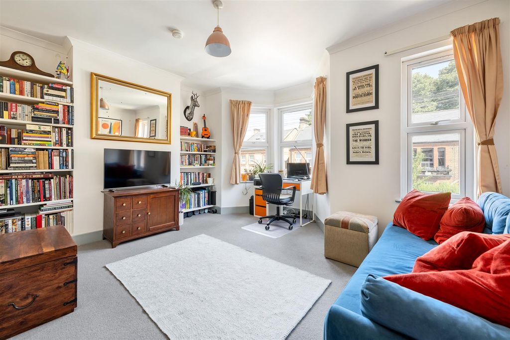Property photo 2 of 18 Carr Road, E17