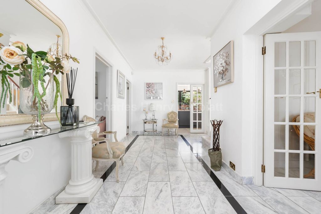 Property photo 2 of 25