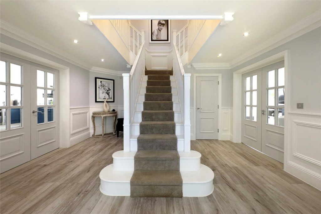 Property photo 3 of 9 Entrance Hall