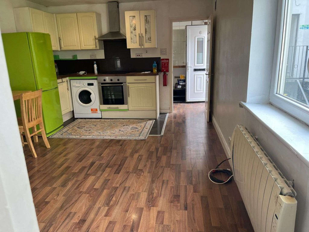 Property photo 1 of 12 Stylish Living In The Heart Of High Town