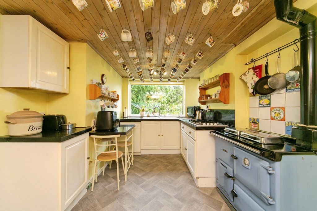 Property photo 3 of 23 Kitchen