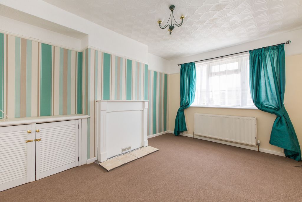 Property photo 3 of 8 Lounge