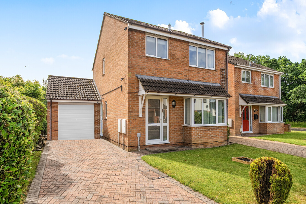 Property photo 1 of 14 2A Oak Crescent