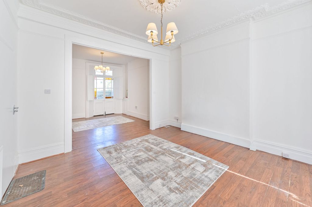 Property photo 1 of 32