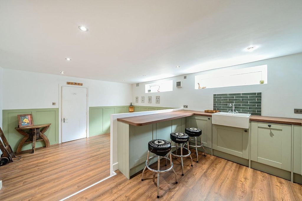 Property photo 3 of 19 1289864-11-682Cb9070E4d0-Arw.Jpg