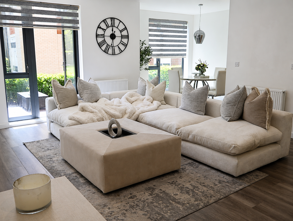 Property photo 3 of 12 Lounge 2