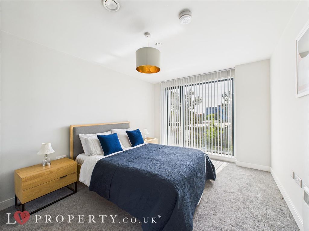 Property photo 3 of 14 Cam05016G0-Pr0069-St