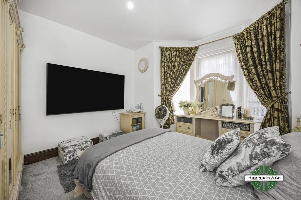 Property photo 3 of 24 Ground Floor Flat, Leopold Road (1).Jpg