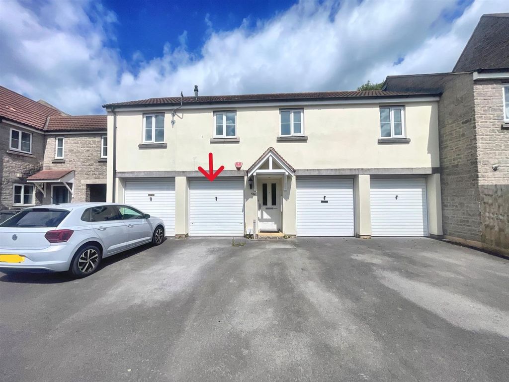 Property photo 1 of 11 Garage &amp; Parking
