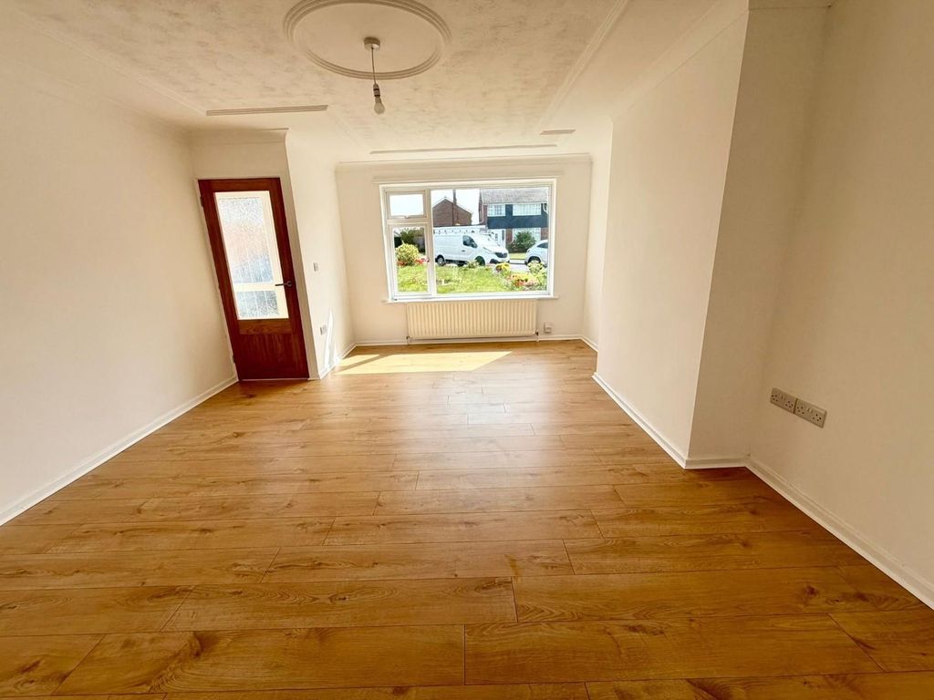 Property photo 3 of 9 Lounge