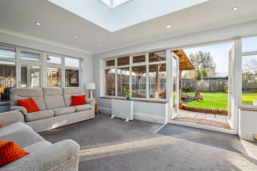 Additional image 7 of 3 bed detached bungalow for salePulens Crescent, Petersfield GU31