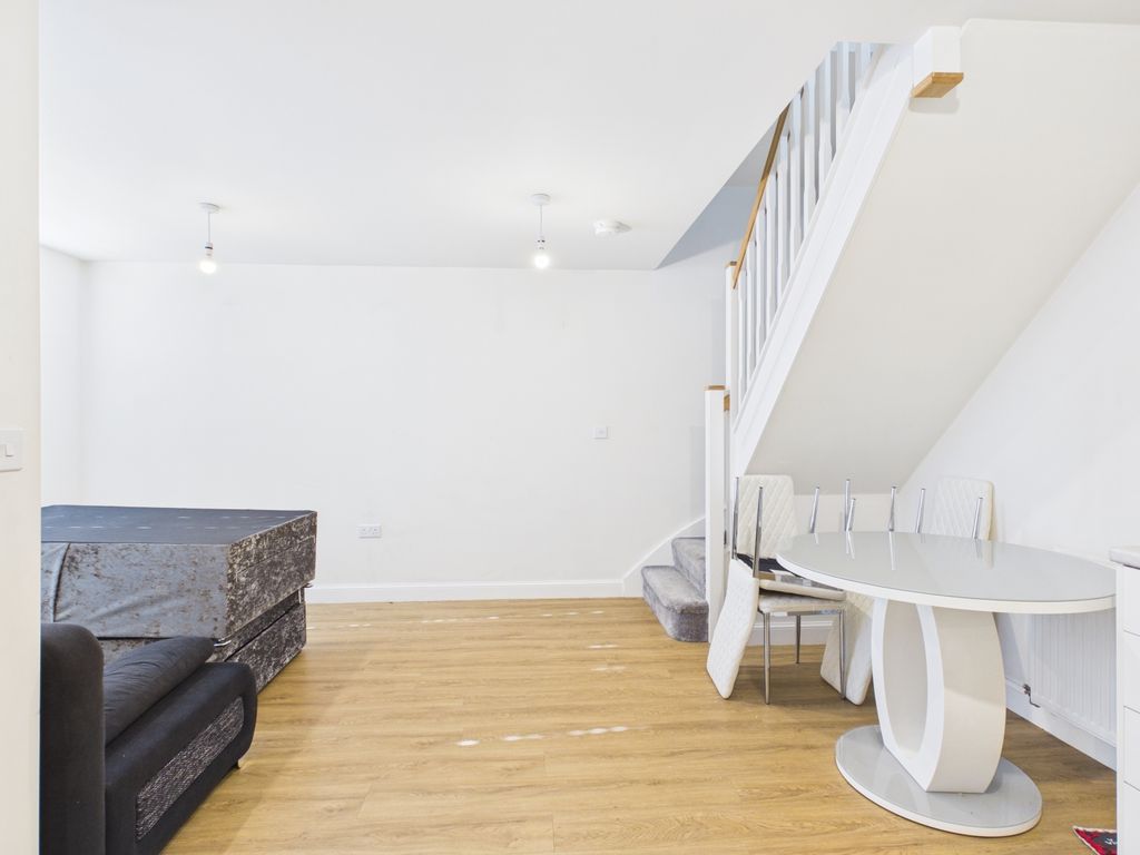 Property photo 3 of 12 Cam03729G0-Pr0266-Still004