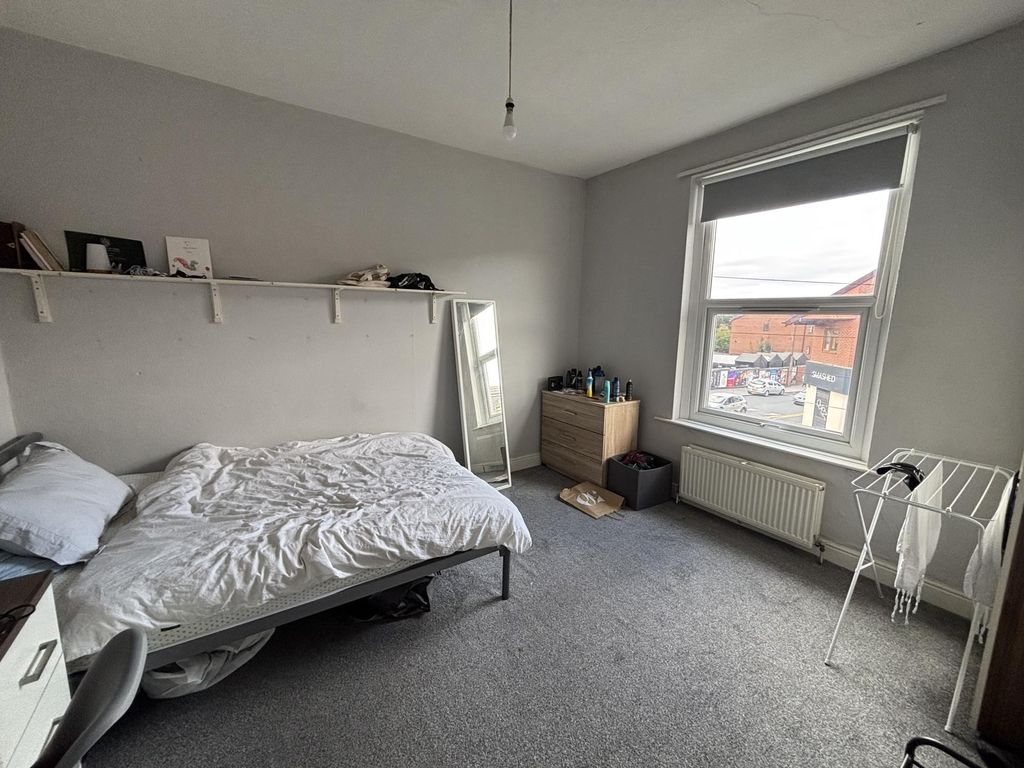 Property photo 2 of 9 A Well-Lit Double Bedroom Featuring A Comfortable ...