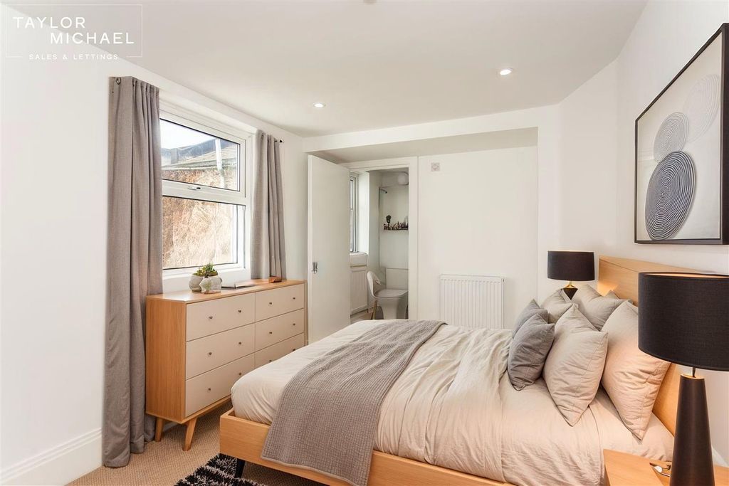 Property photo 3 of 20 Bedroom