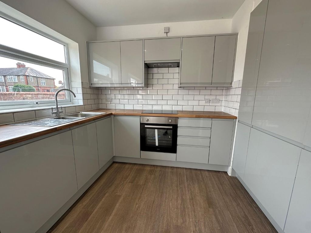 Property photo 2 of 9 228 Kettering Road 10.Jpg