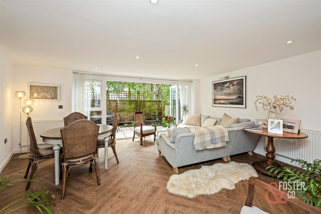 Property photo 3 of 34 St Aubyns, 91-021.Jpg