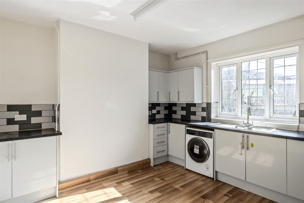Additional image 5 of 3 bed flat for saleCommercial Square, Haywards Heath RH16