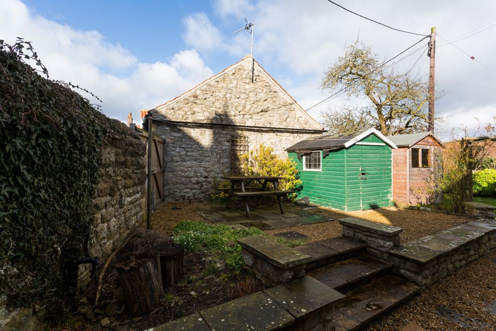 Property photo 3 of 12 Courtyard