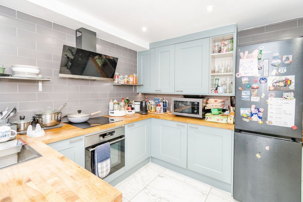 Property photo 2 of 21