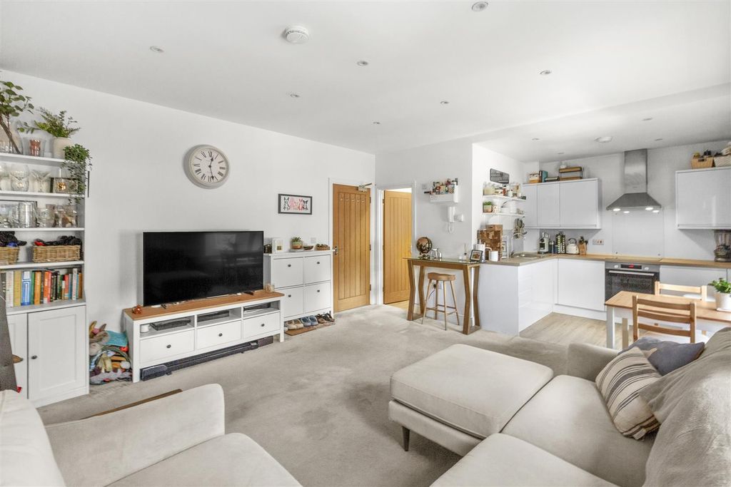 Property photo 2 of 14 Flat 9 Chilworth House, Rectory Avenue, Hp13 6Hn-8