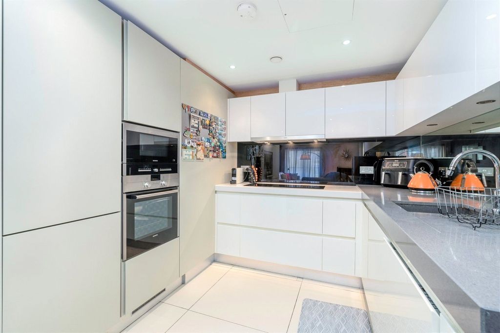 Property photo 3 of 11 Kitchen