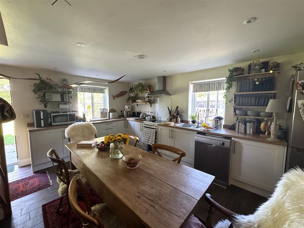 Property photo 2 of 16 Kitchen/Dinner