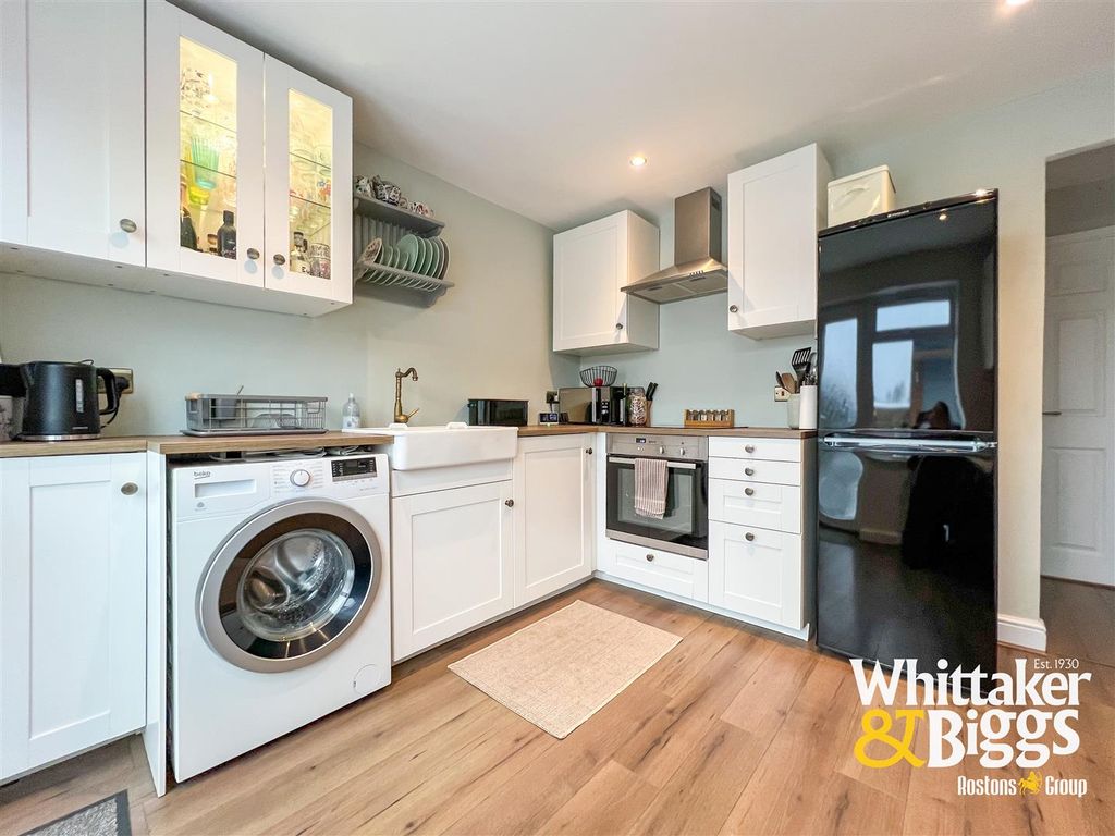 Property photo 3 of 18 Kitchen