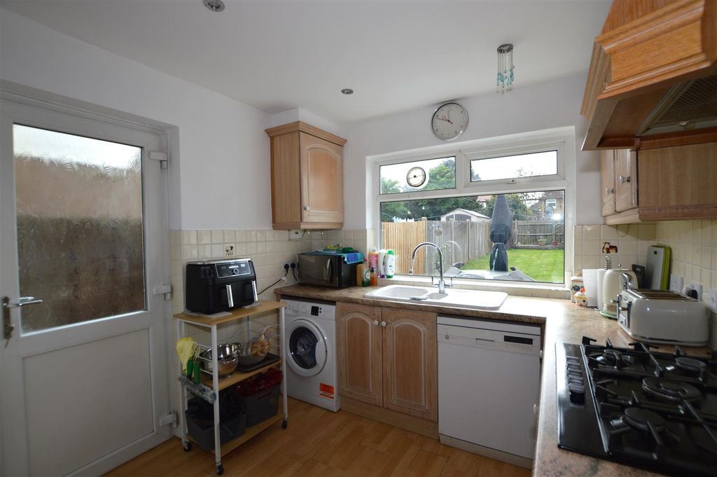 Property photo 2 of 10 61 Warren Road Kit.Jpg