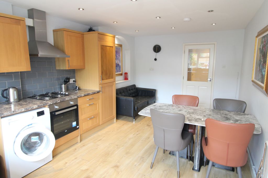 Property photo 1 of 11 4/5 Bedroom Terraced House In South Ealing