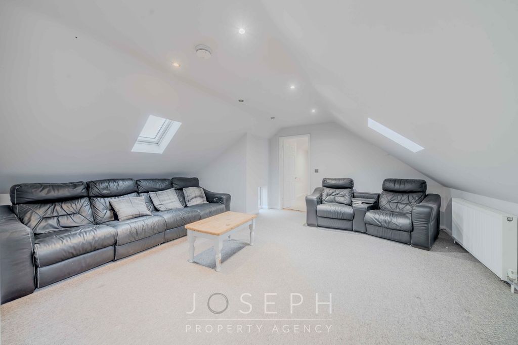 Property photo 3 of 6