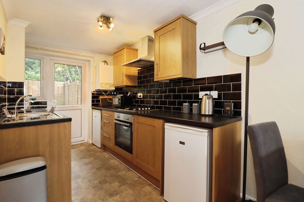 Property photo 3 of 19 Kitchen