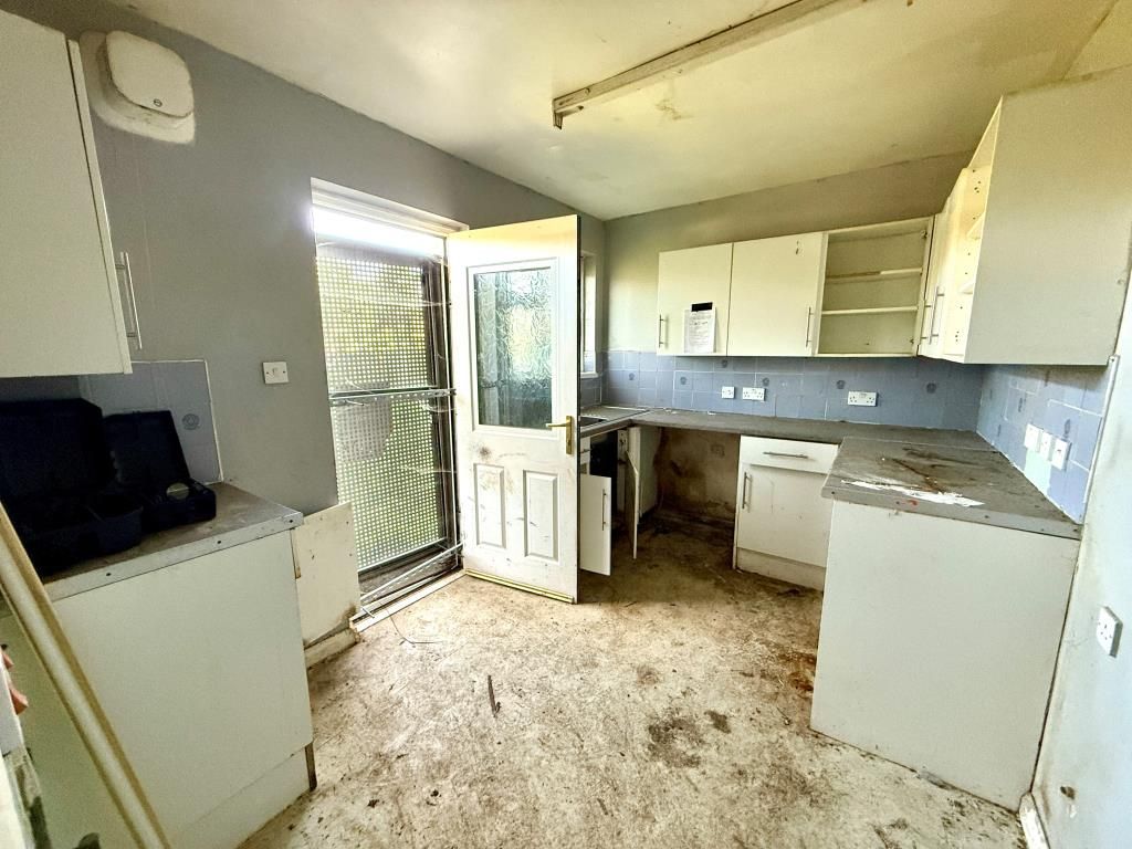 Property photo 3 of 8 Kitchen