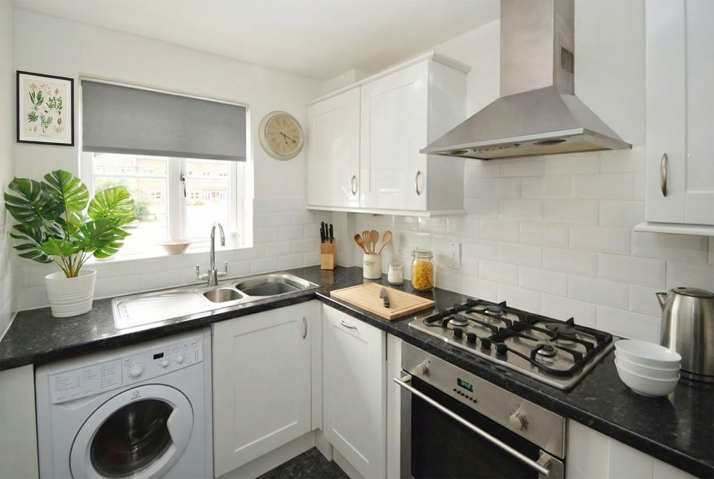 Property photo 3 of 8 Kitchen