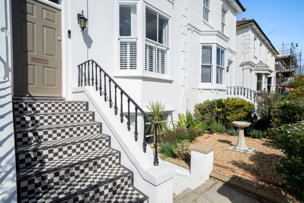 Property photo 2 of 28