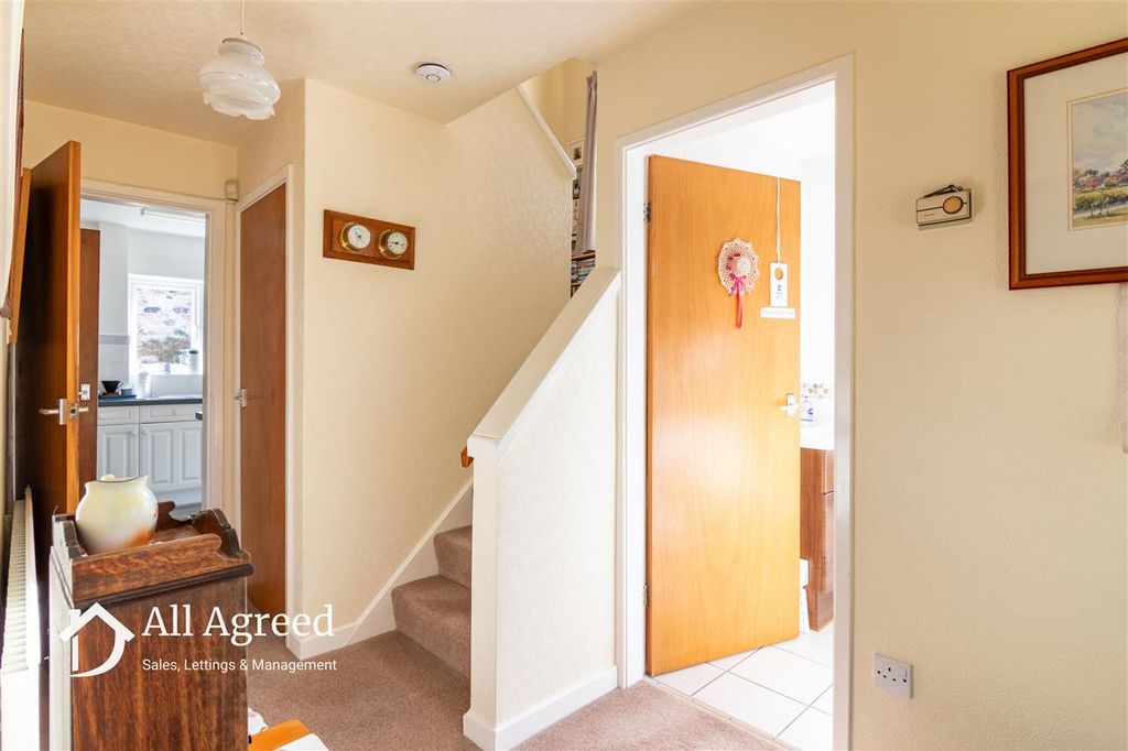 Property photo 2 of 16 Entrance Hall