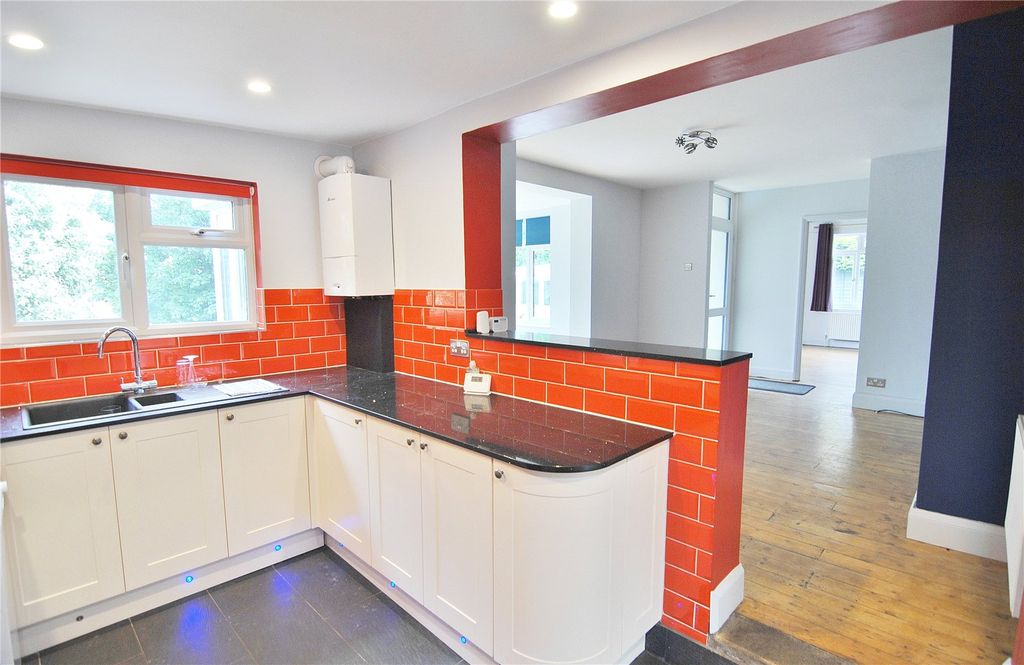 Property photo 2 of 25 Picture No. 11