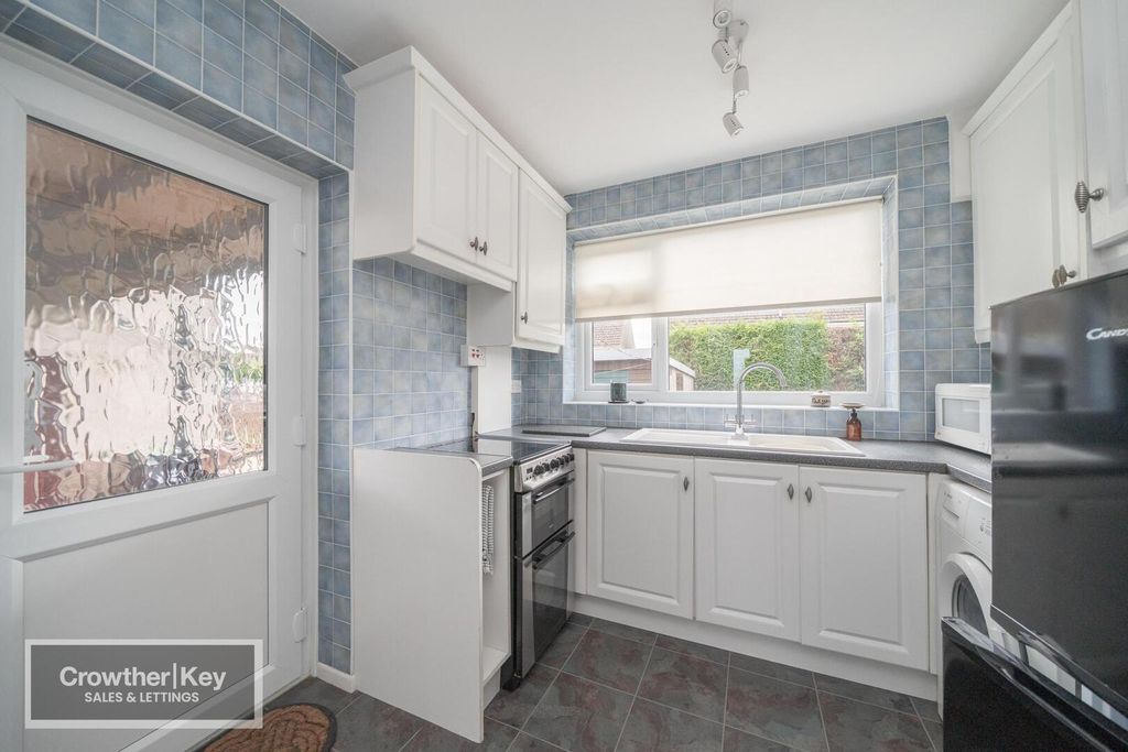 Property photo 3 of 17 Kitchen