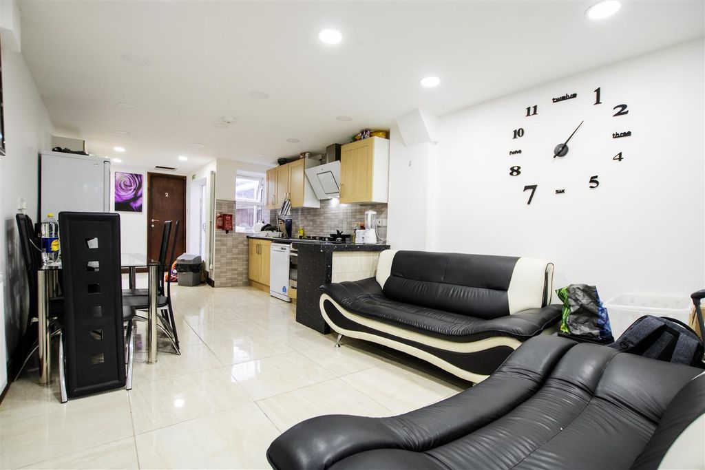 Property photo 3 of 20 Open Plan Kitchen/ L