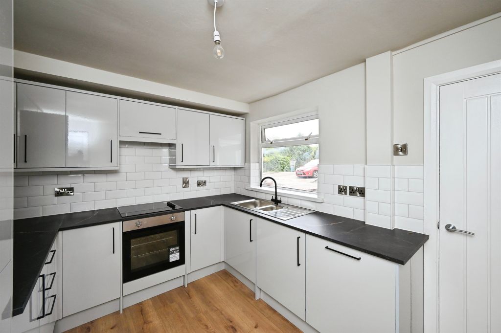 Property photo 3 of 11 Kitchen