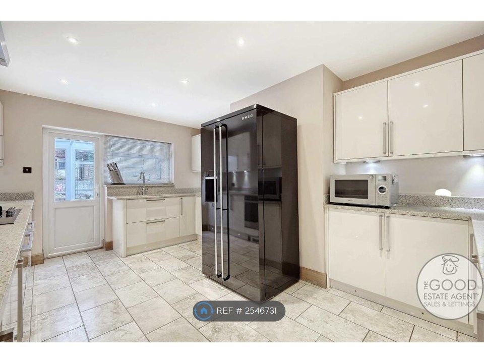 Property photo 3 of 11 Kitchen