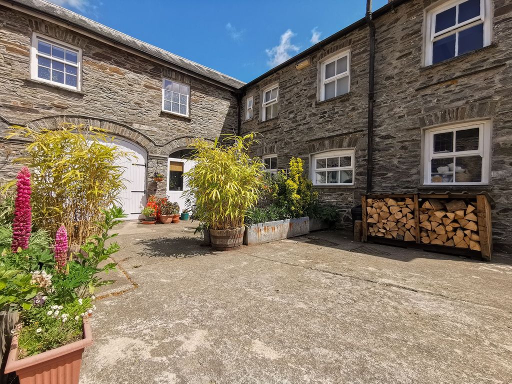 Property photo 2 of 37