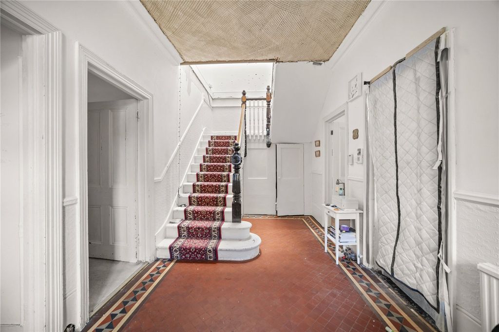 Property photo 3 of 8 Hallway
