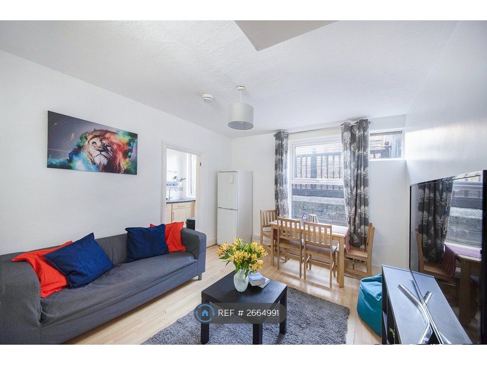 Property photo 2 of 34 Lounge