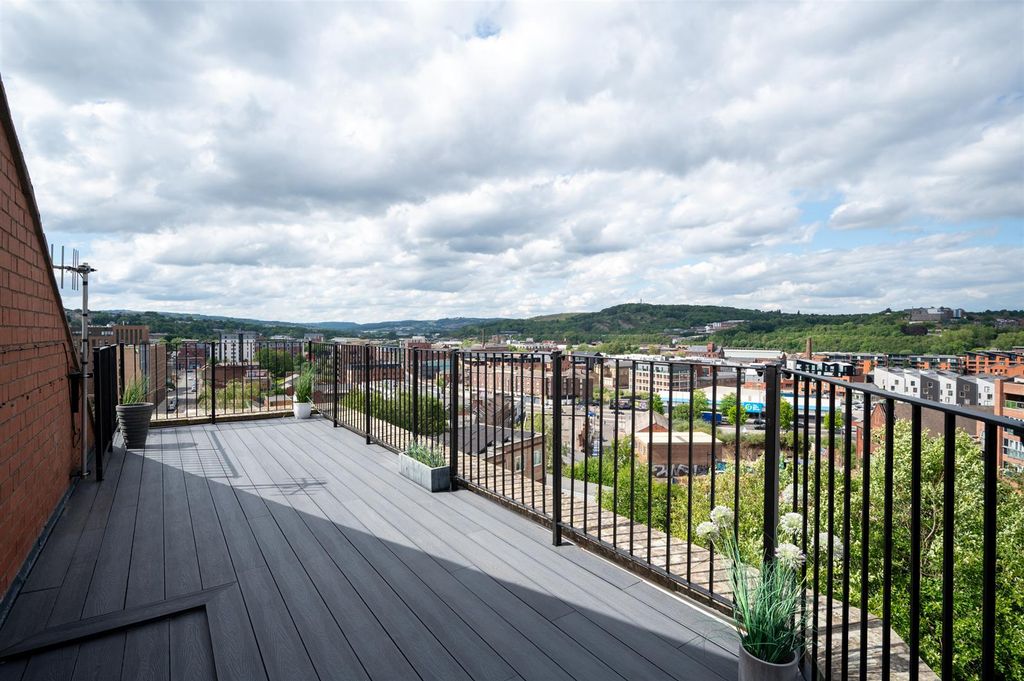 Property photo 2 of 22 Balcony